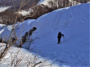 32 Accostati sul lato sx del ripido canalino seguendo traccia per escursionisti, saliamo con attenzione